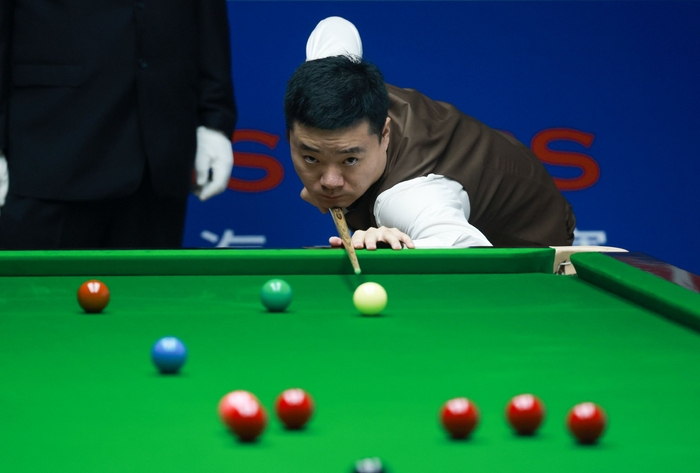 迫使雄鹿更 迫使雄鹿更